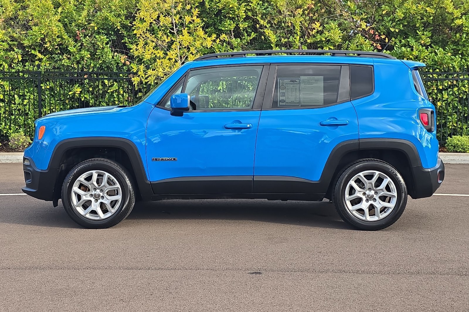 Used 2015 Jeep Renegade Latitude AWD/4WD image 7