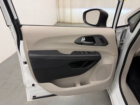 Used 2023 Chrysler Pacifica Touring-L FWD image 18