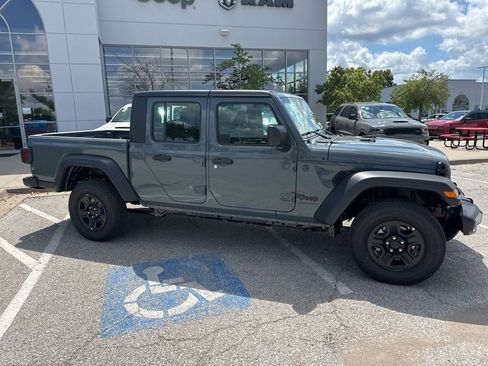 New 2025 Jeep Gladiator Sport image 39