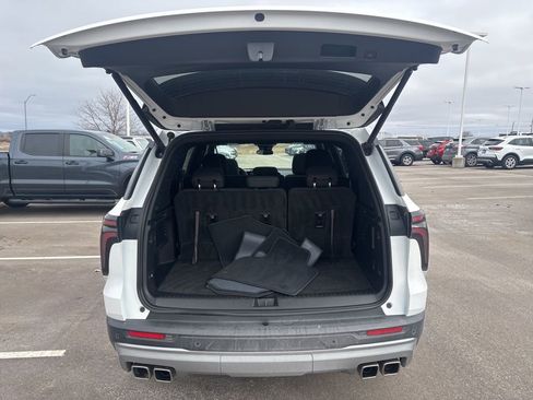 Used 2025 Chevrolet Traverse LT w/ Sun and Wheel Package image 12