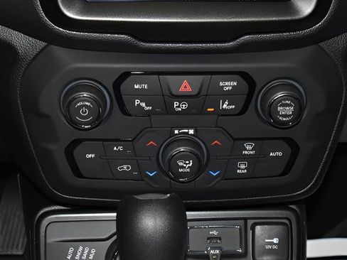 Certified 2021 Jeep Renegade Latitude w/ Luxury Group I AWD/4WD image 16