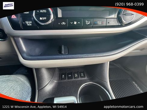 Used 2018 Toyota Highlander XLE AWD/4WD image 22