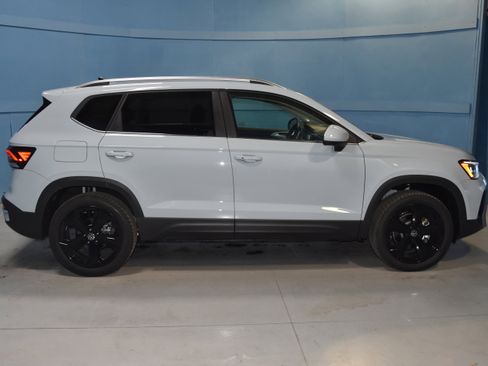 New 2026 Volkswagen Taos SEL image 18