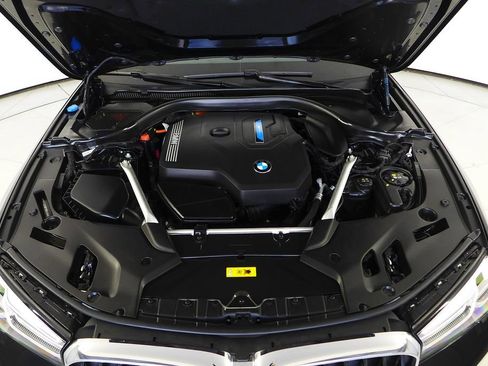 Used 2023 BMW 530e w/ Premium Package image 6