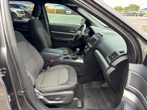 Used 2019 Ford Explorer XLT w/ Equipment Group 201A FWD image 13