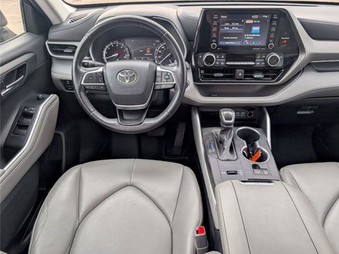 Used 2022 Toyota Highlander XLE FWD image 31