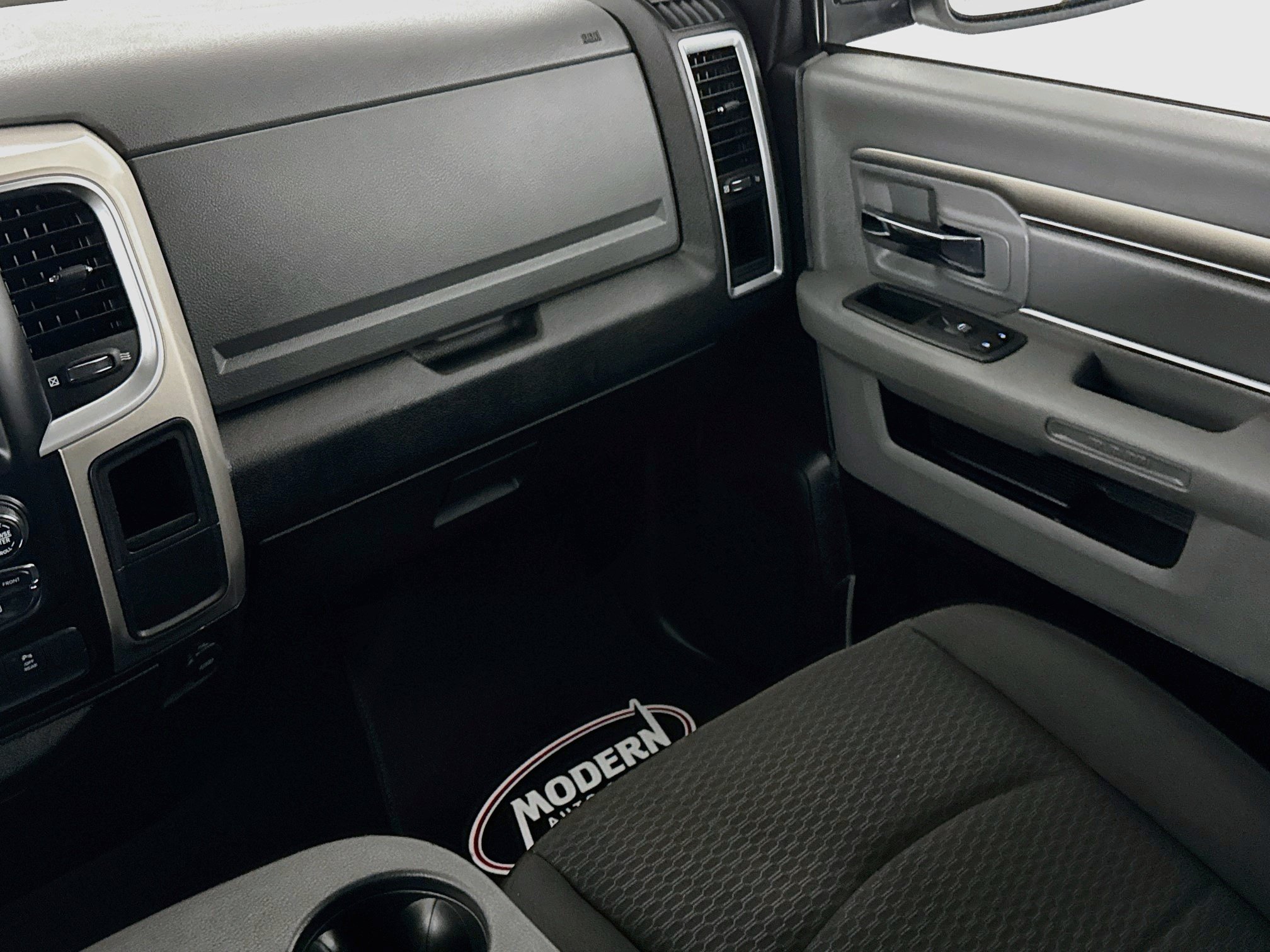 Used 2020 RAM 1500 Classic SLT AWD/4WD image 32