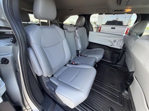 Used 2025 Toyota Sienna XLE w/ XLE Plus Package image 22
