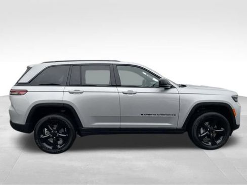 New 2025 Jeep Grand Cherokee Altitude image 8