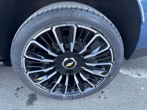 New 2026 Chevrolet Suburban High Country AWD/4WD image 10