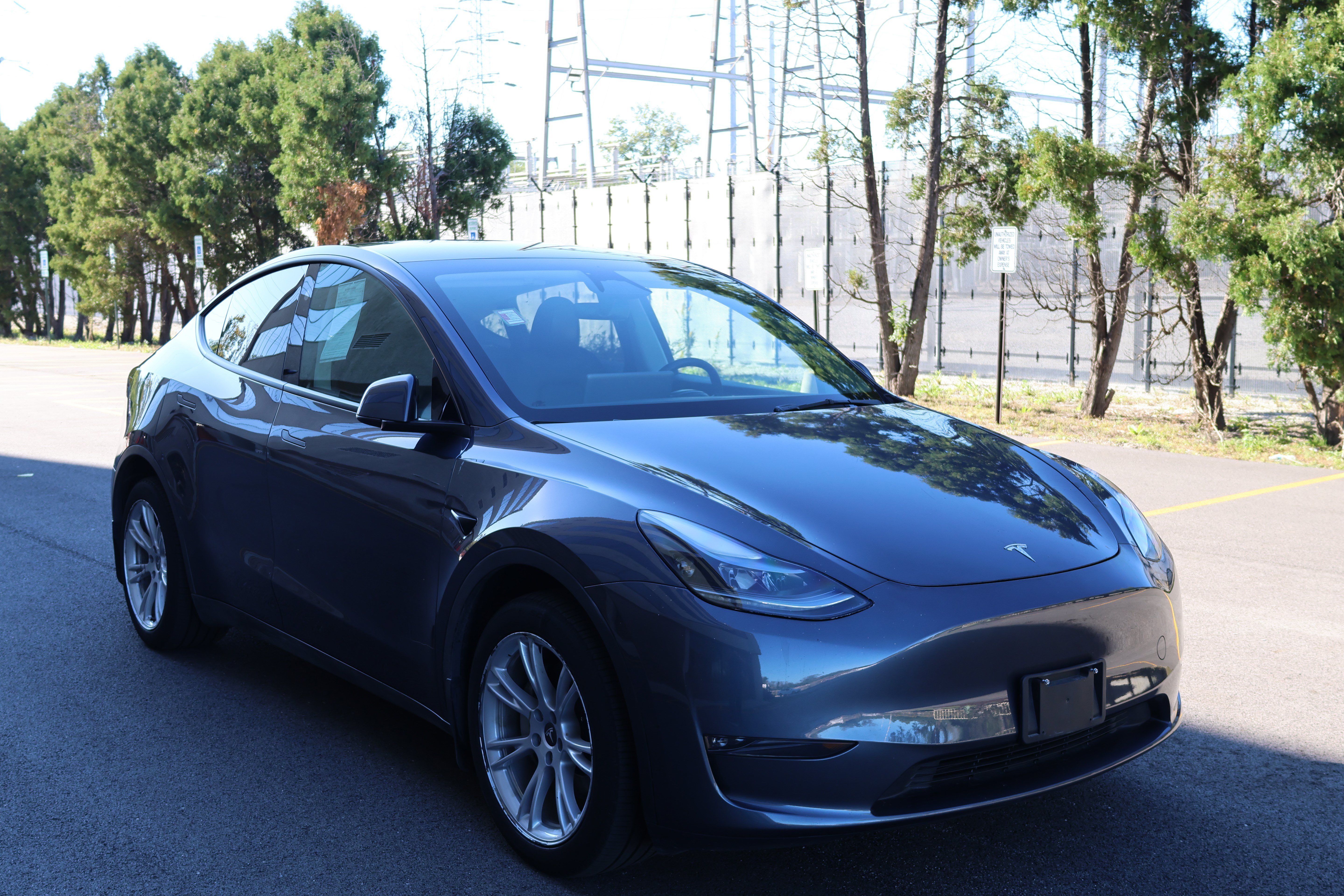 Used 2023 Tesla Model Y Long Range AWD/4WD image 1