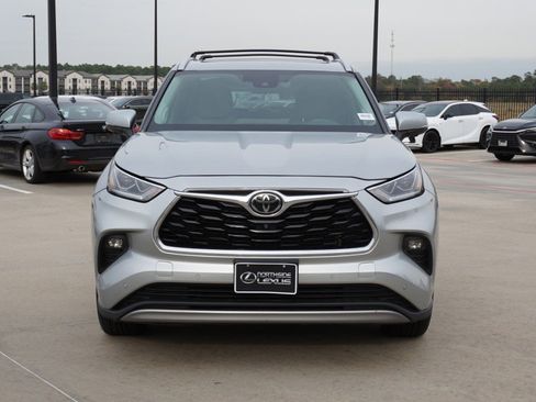 Used 2023 Toyota Highlander Platinum image 2