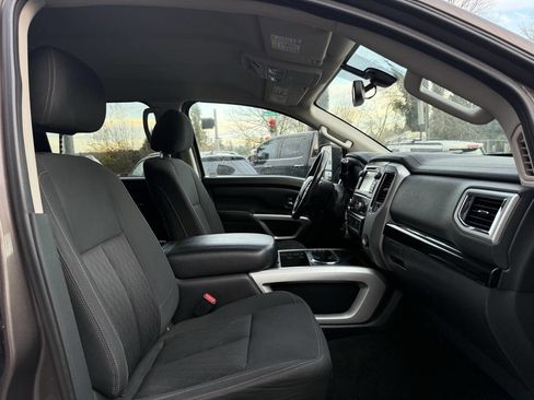 Used 2017 Nissan Titan SV image 9