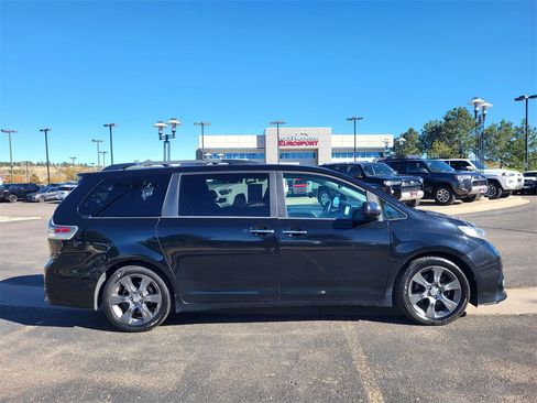 Used 2016 Toyota Sienna SE image 4