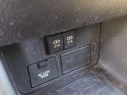 Used 2019 Toyota Highlander XLE AWD/4WD image 28