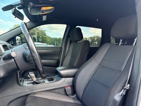 Used 2020 Jeep Grand Cherokee Laredo RWD image 9