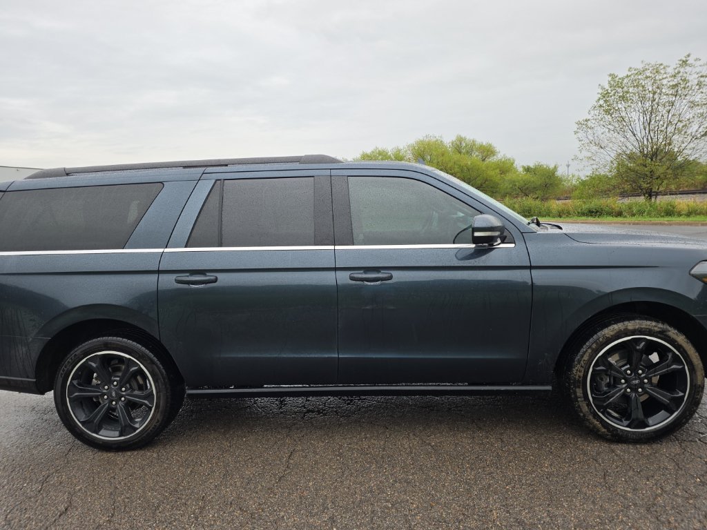 Used 2022 Ford Expedition Max Limited RWD image 2