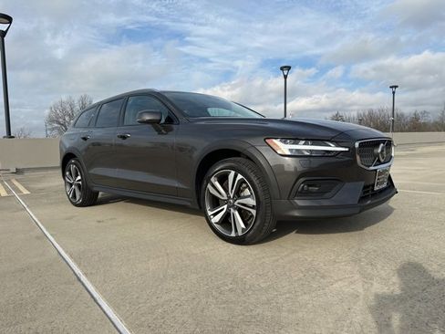 Certified 2025 Volvo V60 B5 Cross Country Plus image 1