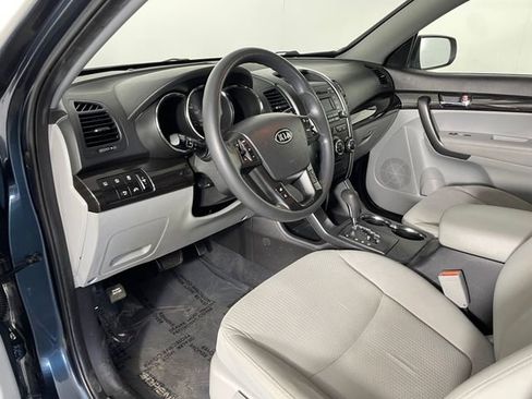 Used 2011 Kia Sorento 2WD w/ Convenience Pkg image 3