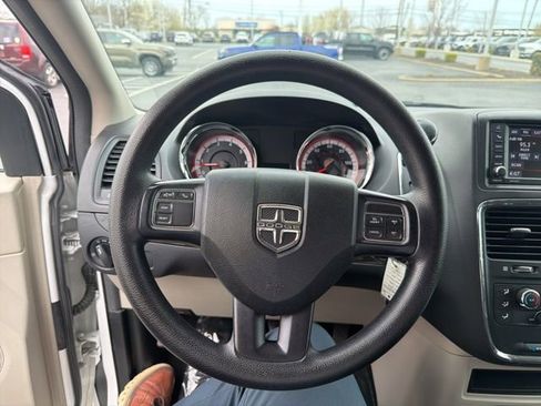 Used 2018 Dodge Grand Caravan SE w/ UConnect Hands-Free Group FWD image 17