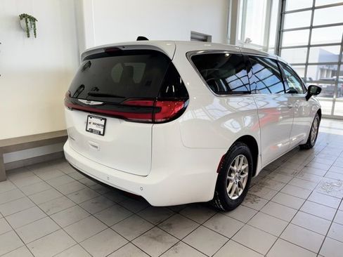 Used 2024 Chrysler Pacifica Touring-L image 37