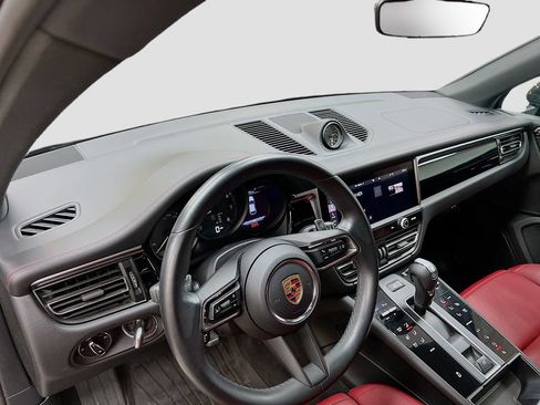 Certified 2023 Porsche Macan AWD/4WD image 4