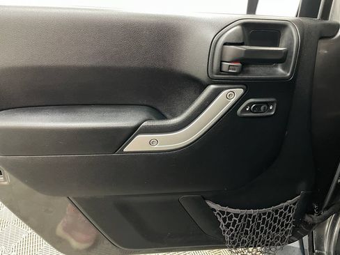 Used 2016 Jeep Wrangler Unlimited Sahara AWD/4WD image 18