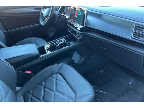 Used 2024 Volkswagen Atlas Cross Sport SE image 18