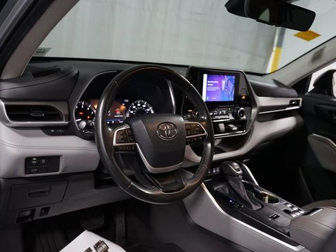 Used 2023 Toyota Highlander XLE image 11