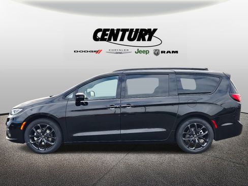 New 2026 Chrysler Pacifica Limited image 6