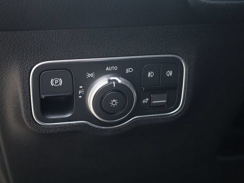 Used 2025 Mercedes-Benz GLB 250 4MATIC w/ Exclusive Package image 11