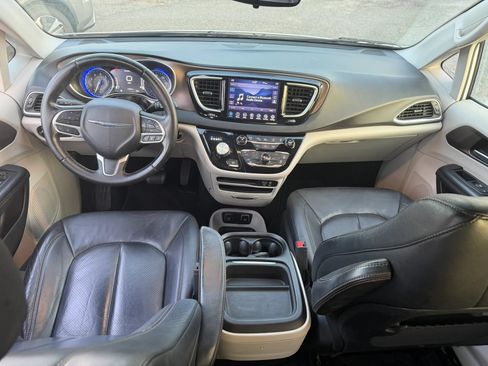 Used 2018 Chrysler Pacifica Touring-L w/ Advanced Safetytec Group FWD image 31