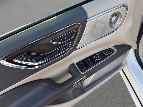 Used 2017 Lincoln Continental Reserve w/ Luxury Package image 12