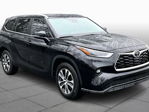 Certified 2023 Toyota Highlander XLE image 3