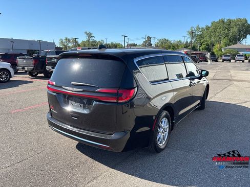 Used 2023 Chrysler Pacifica Touring-L FWD image 9