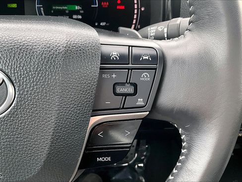 Used 2025 Toyota Camry SE image 18