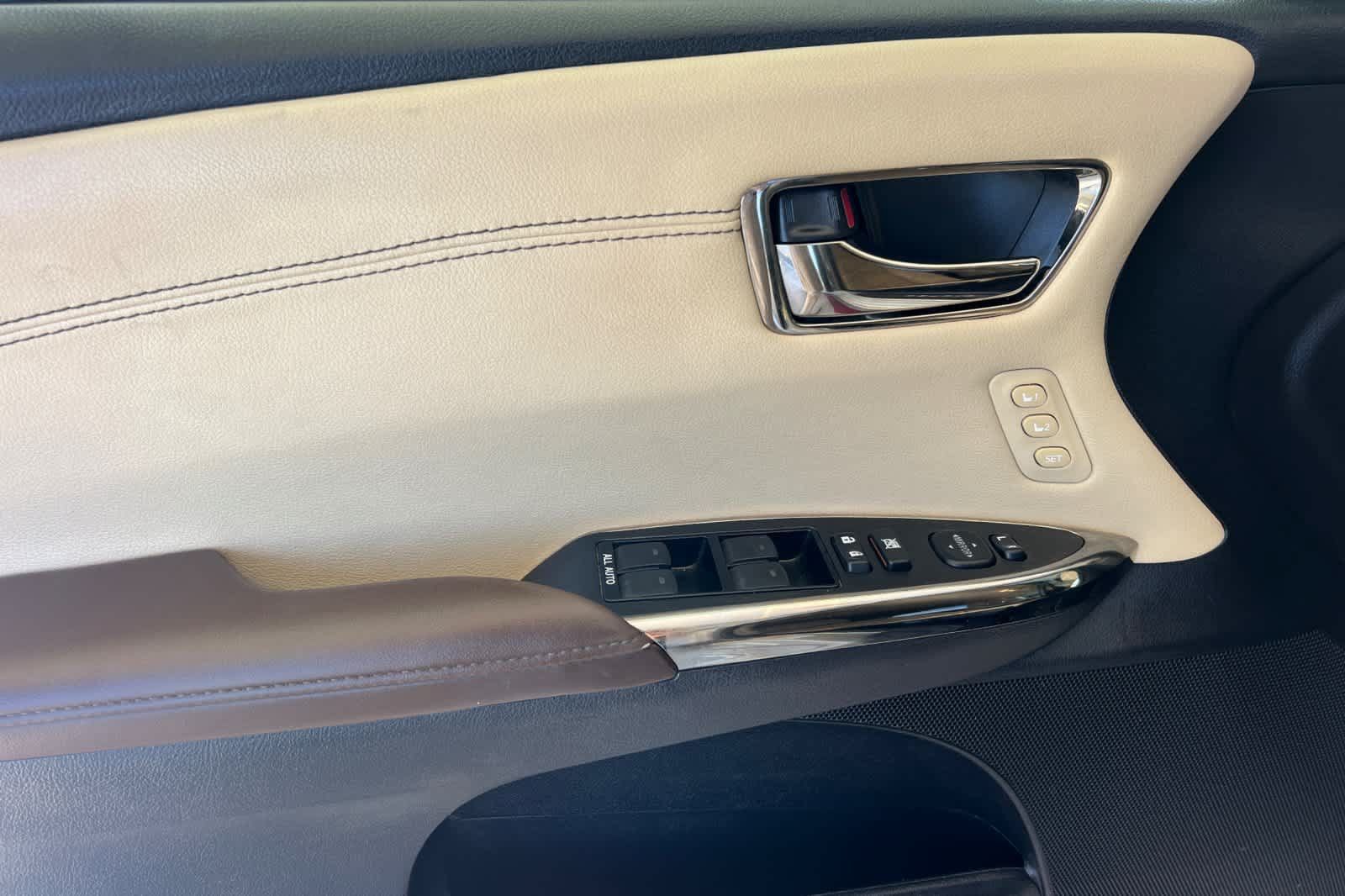 Used 2013 Toyota Avalon Limited w/ Technology Pkg FWD image 12