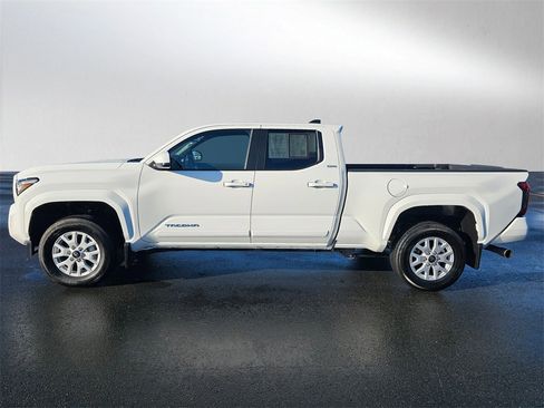 Used 2025 Toyota Tacoma SR5 image 2
