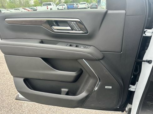 Used 2026 Chevrolet Suburban Premier AWD/4WD image 18