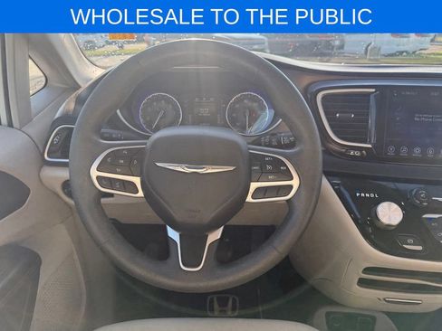 Used 2017 Chrysler Pacifica Touring w/ Tire & Wheel Group FWD image 9