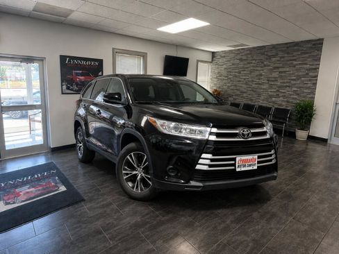 Used 2019 Toyota Highlander LE FWD image 2