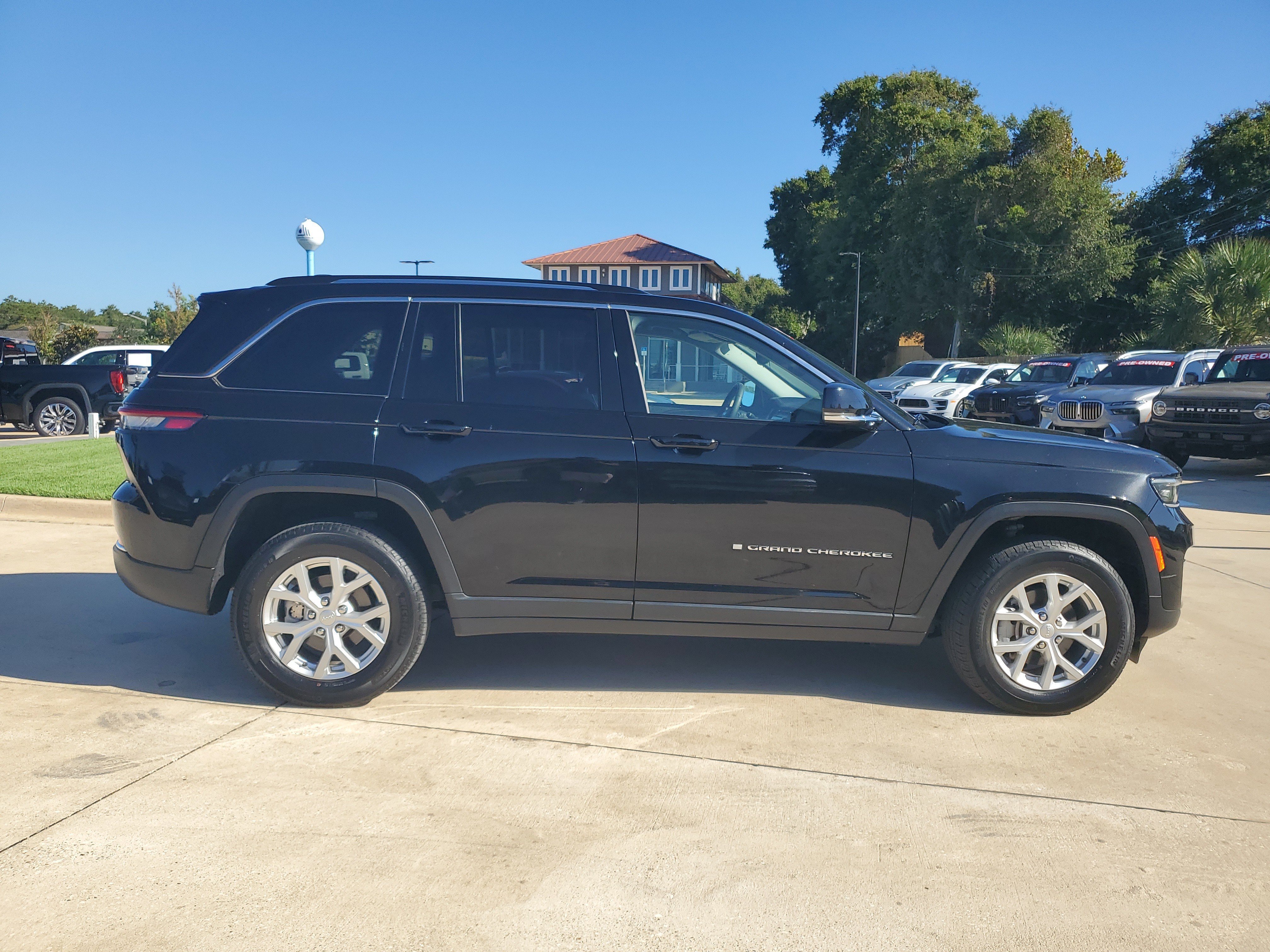 Used 2023 Jeep Grand Cherokee Limited AWD/4WD image 9