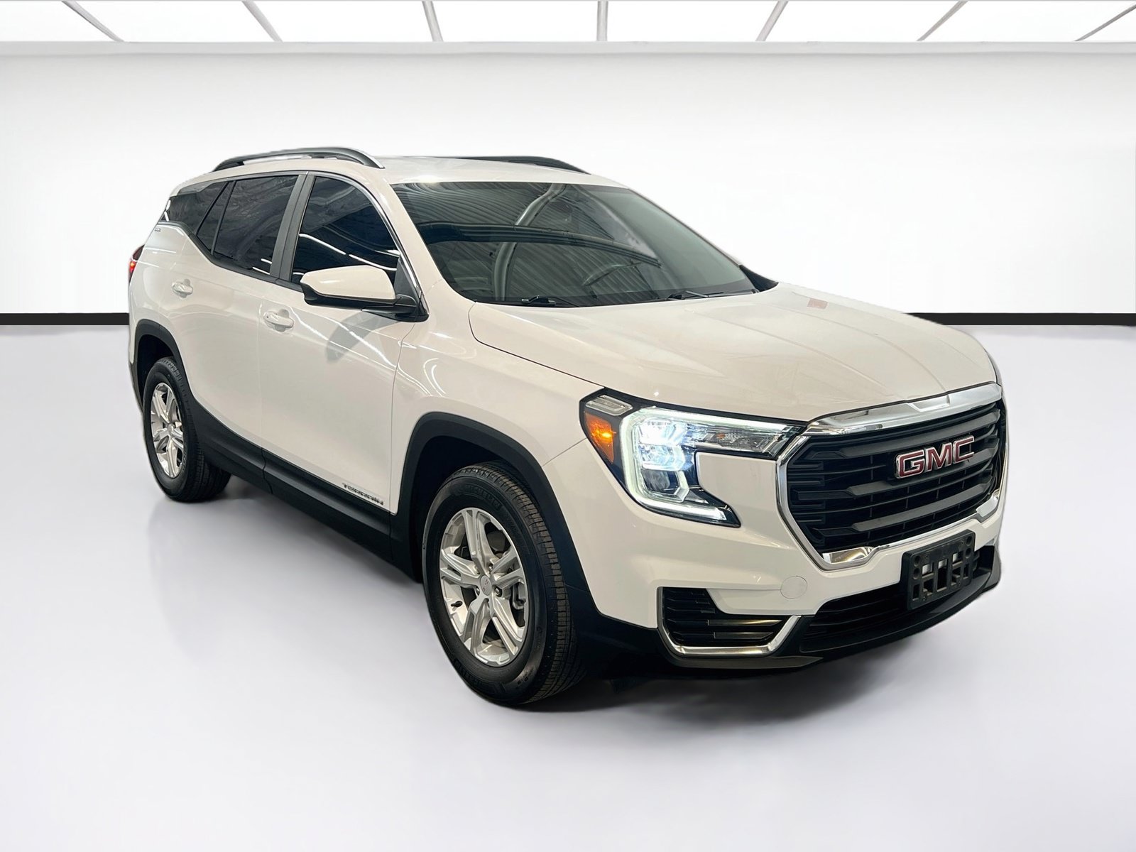 Used 2023 GMC Terrain SLE w/ Driver Convenience Package FWD image 3