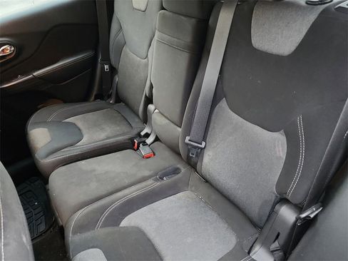 Used 2015 Jeep Cherokee Sport image 13