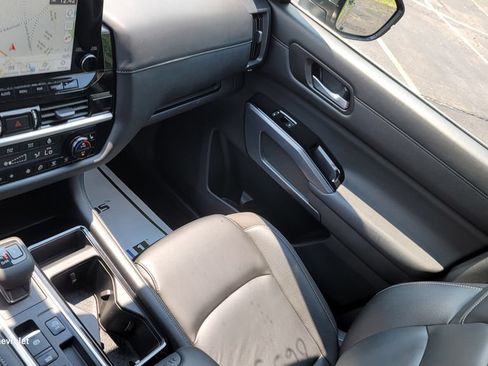 Used 2025 Nissan Pathfinder SL FWD image 23
