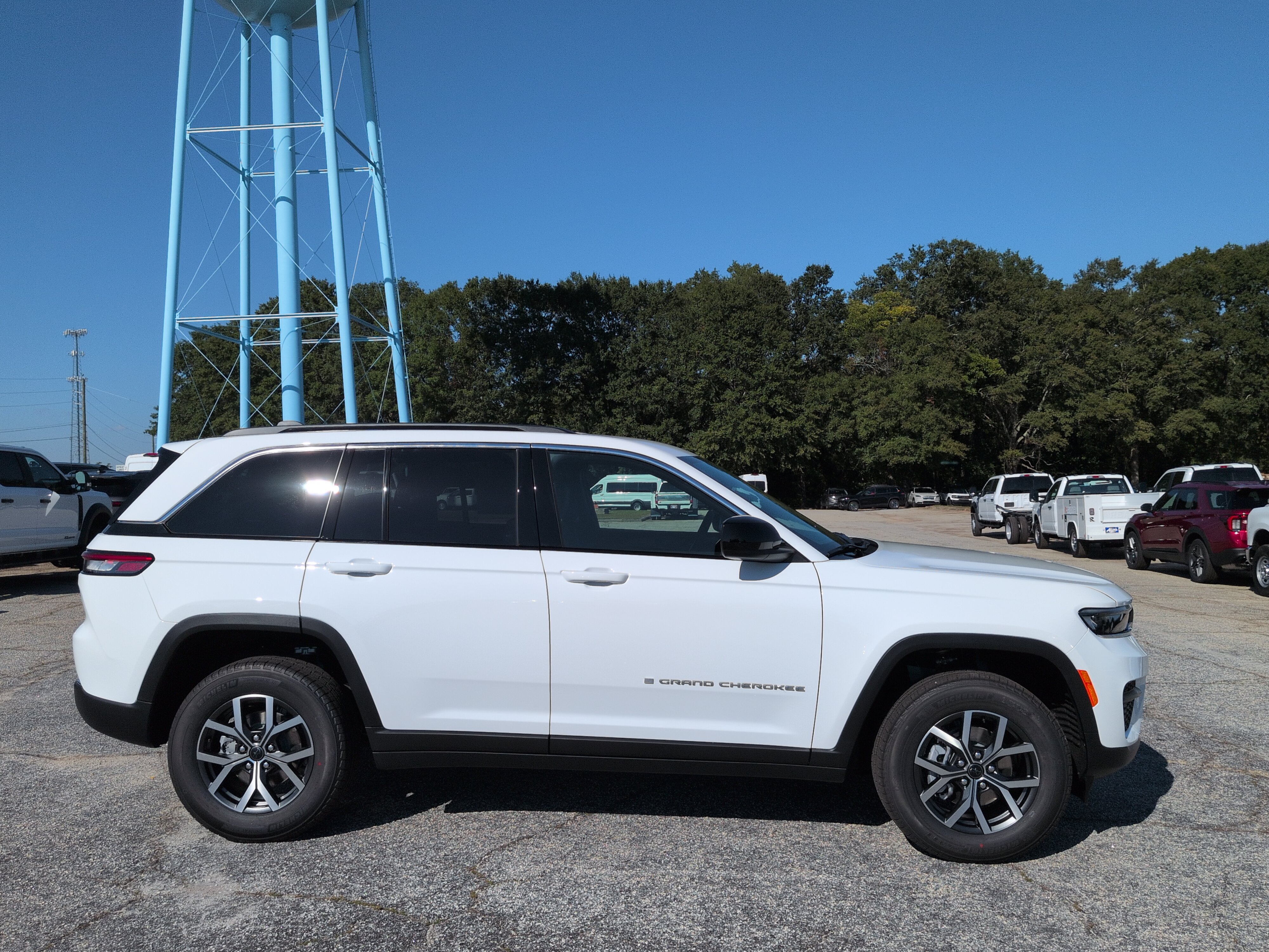New 2027 Jeep Grand Cherokee Laredo RWD image 2