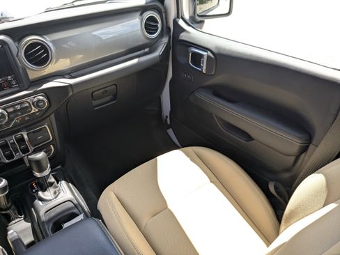 Used 2022 Jeep Wrangler Unlimited Sahara w/ Cold Weather Group image 20