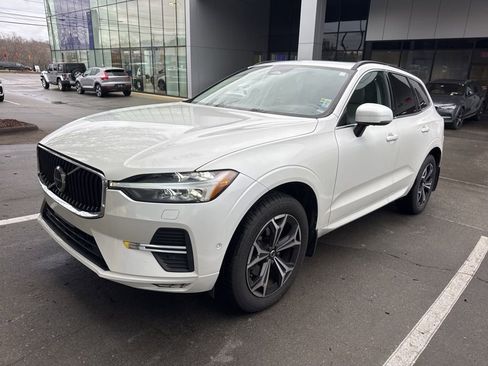 Used 2022 Volvo XC60 B5 Momentum w/ Advanced Package image 4