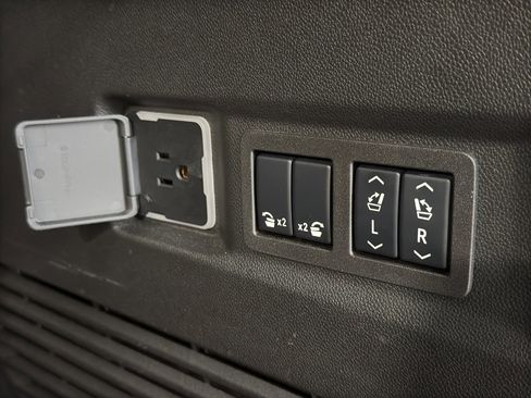 Used 2024 Chevrolet Tahoe Z71 image 23