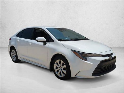 Used 2025 Toyota Corolla LE FWD image 3